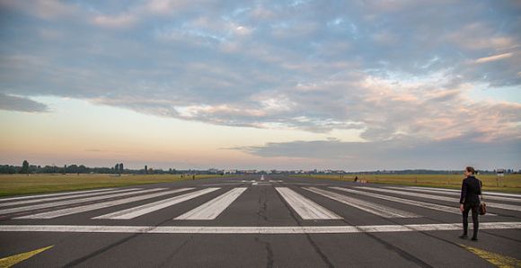 640px-berlin_tempelhof_airport_runway_09l_-_tempelhofer_feld_281515935602929